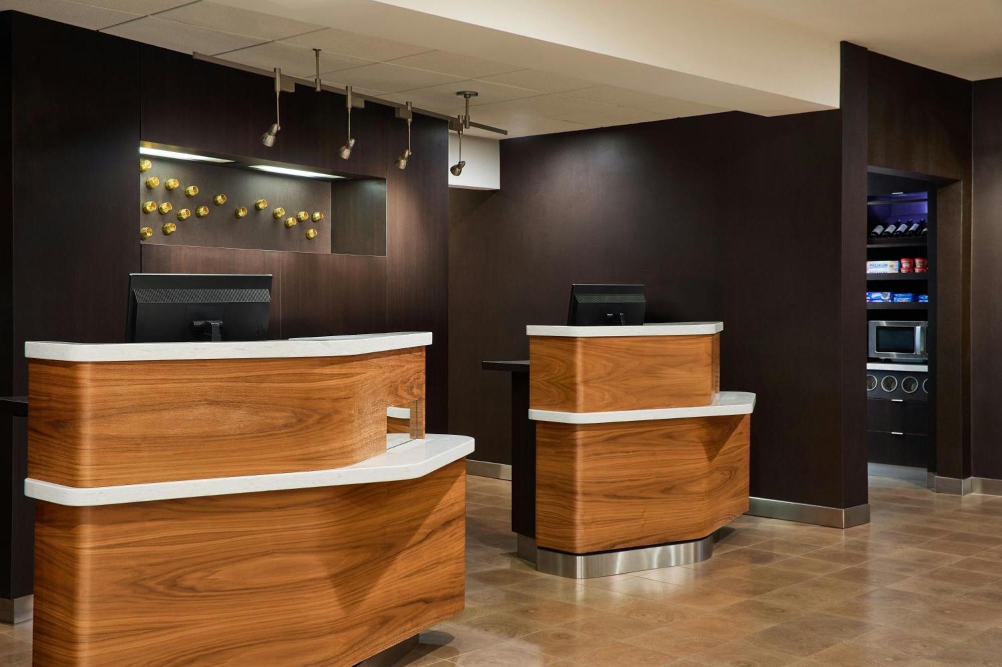 Courtyard St. Louis Hotel 3*