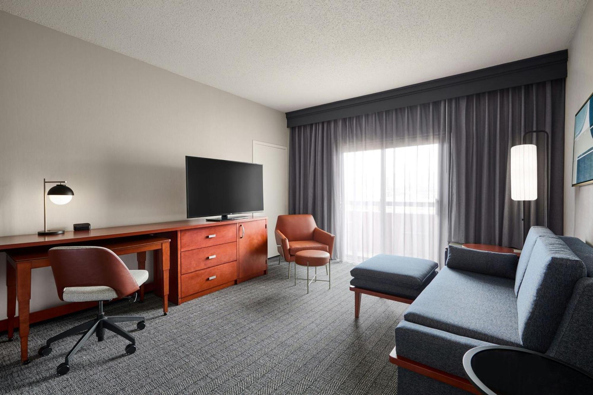 Courtyard St. Louis Hotel 3*