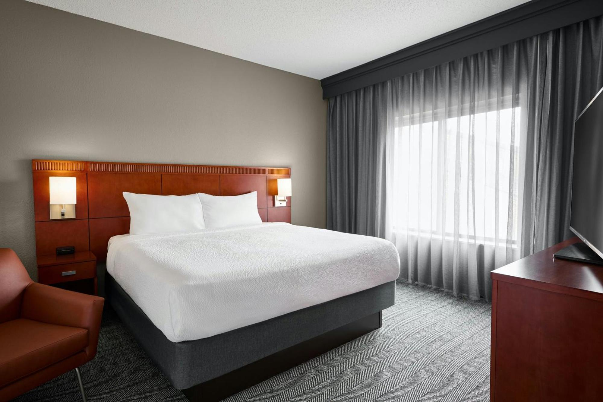 Courtyard St. Louis 3*