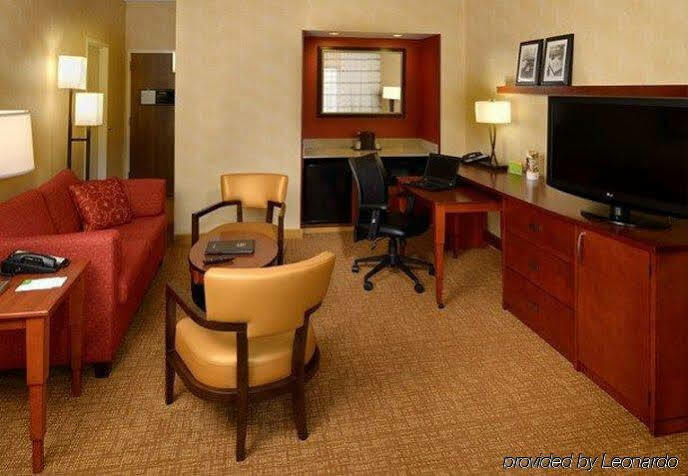 Courtyard St. Louis 3*